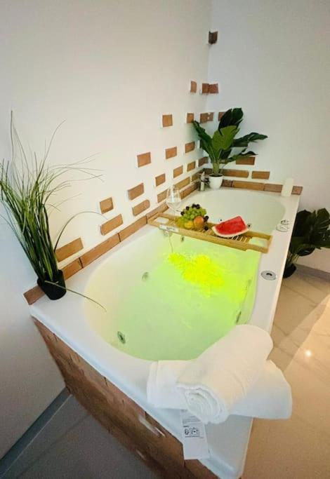 מרסיי Studio Love Jacuzzi מראה חיצוני תמונה